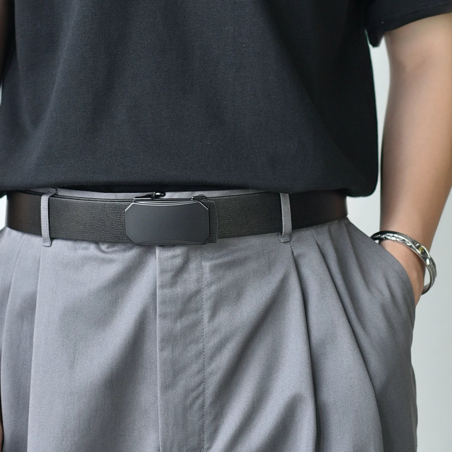 Simple toothless automatic buckle belt