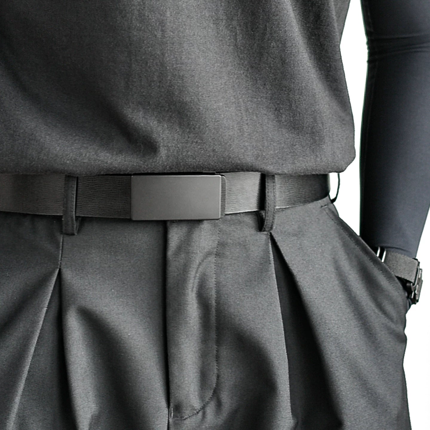 Simple toothless automatic buckle belt