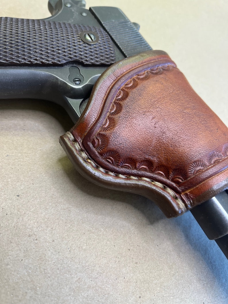 La funda "delgada" para el Colt 1911 Govt. Modelo y Comandante..... Hecho a mano con cuero de silla de montar.